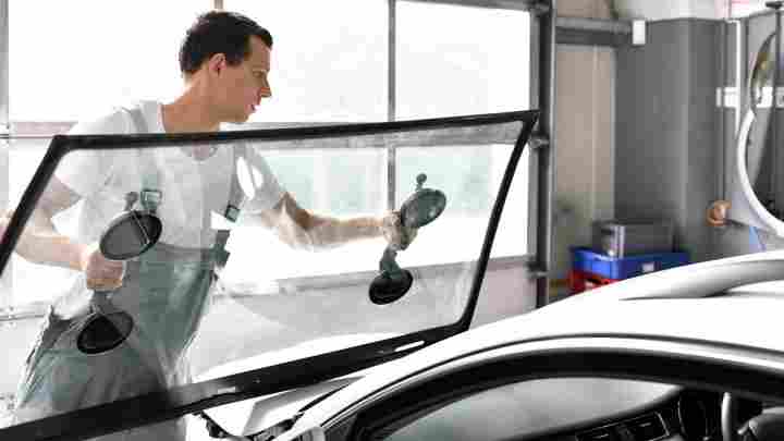 Замена лобового стекла автомобиля – когда без нее невозможно обойтись?